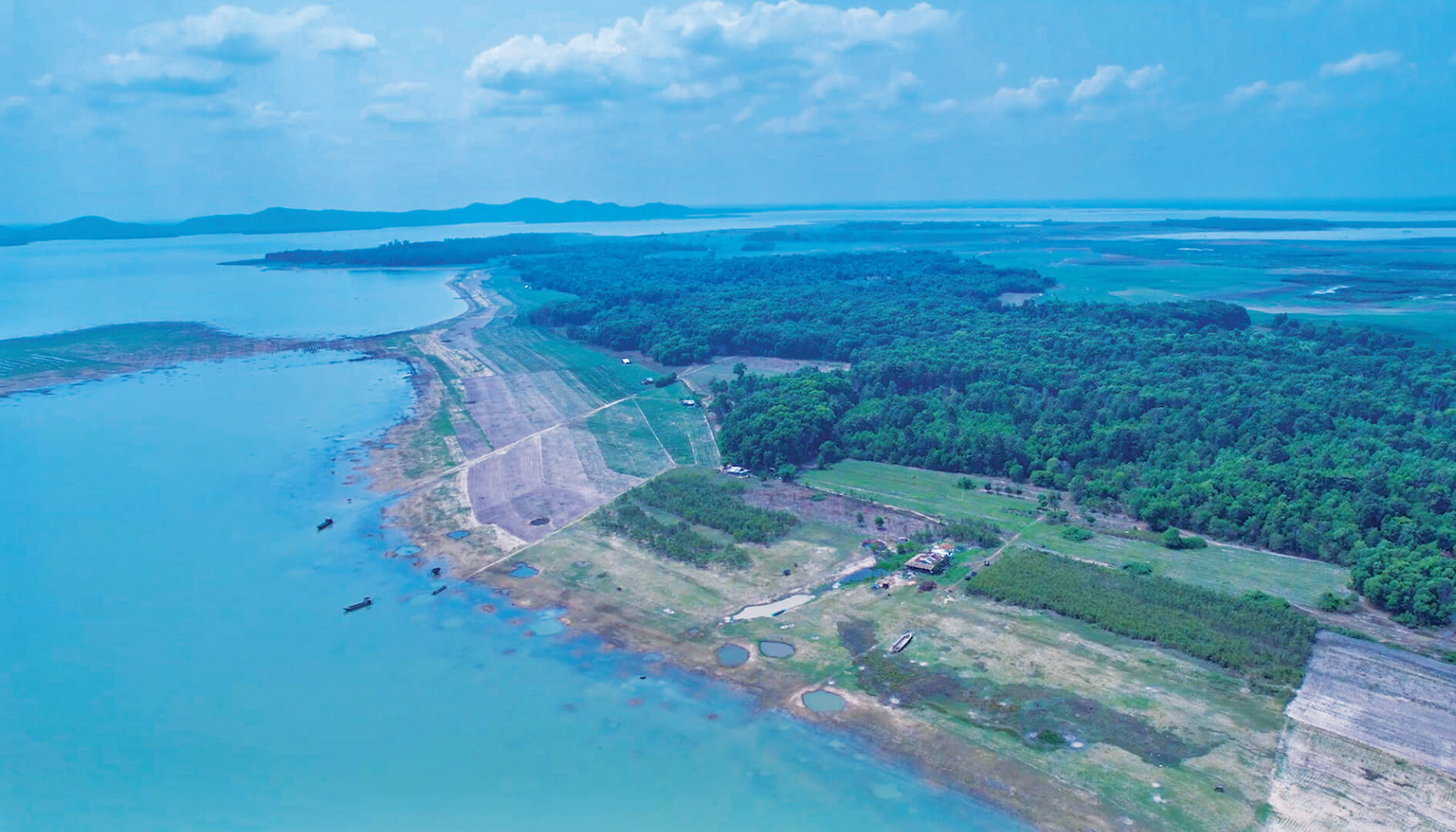 Currently, this place possesses a romantic and peaceful natural scenery