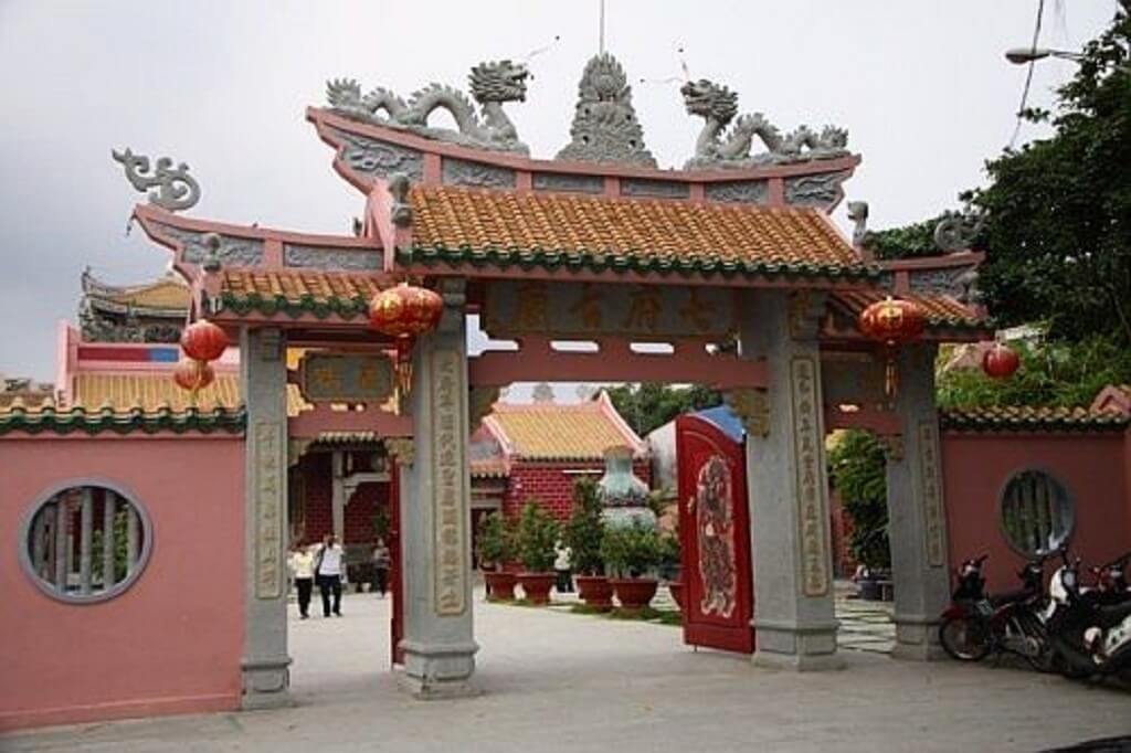 その寺院のパゴダ氏は、ヴィン・ロングの中国人によって建てられたユニークな建築作品の一つです。