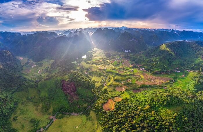 Thung lũng Nà Lùng là một tọa độ xinh đẹp của tỉnh Lạng Sơn, gây ấn tượng với những trảng cỏ xanh tốt, được bao quanh bởi núi đồi và ruộng bậc thang hùng vĩ.