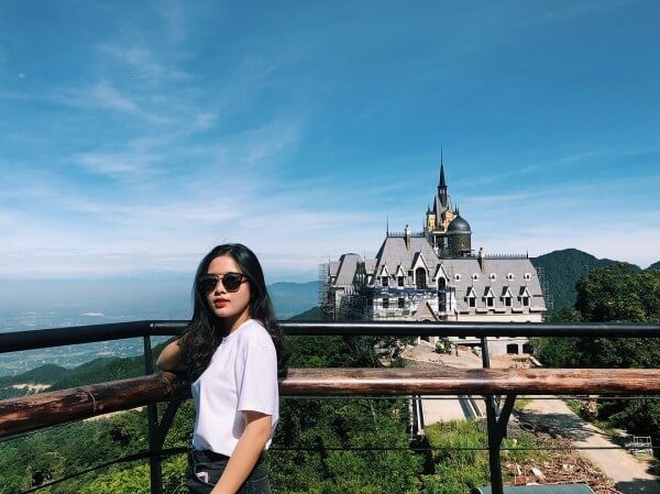 訪問するとき、私たちは妖精の地域と曇りの雲に隠された壮大な城で迷子になることが非常に簡単になります。