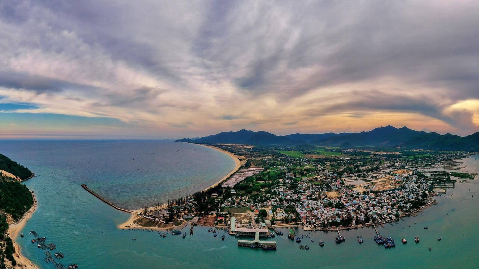 De Gi Beach는 Quy Nhon City에서 50km이며 거칠고 평화로운 자연의 아름다움