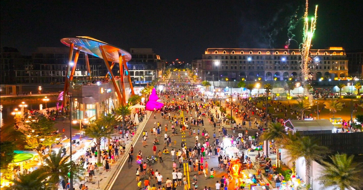 Dong Hoi Quang Binh City Walking Street is one of the super funny places in Laos wind that you definitely should not ignore.