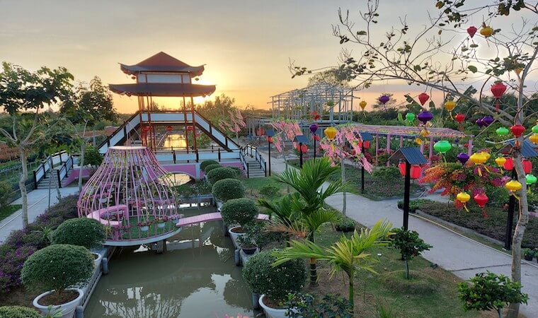 Khuôn viên tại đây rất rộng lớn với nhiều tiểu cảnh đẹp mắt.