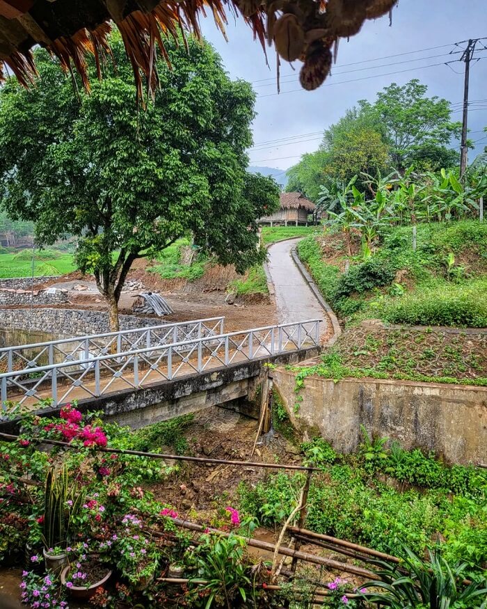 これは、自然の景色、文化、人々、料理、旅行の多様性の美しさを完全に収束させるためのホアビンの美しい村の1つです