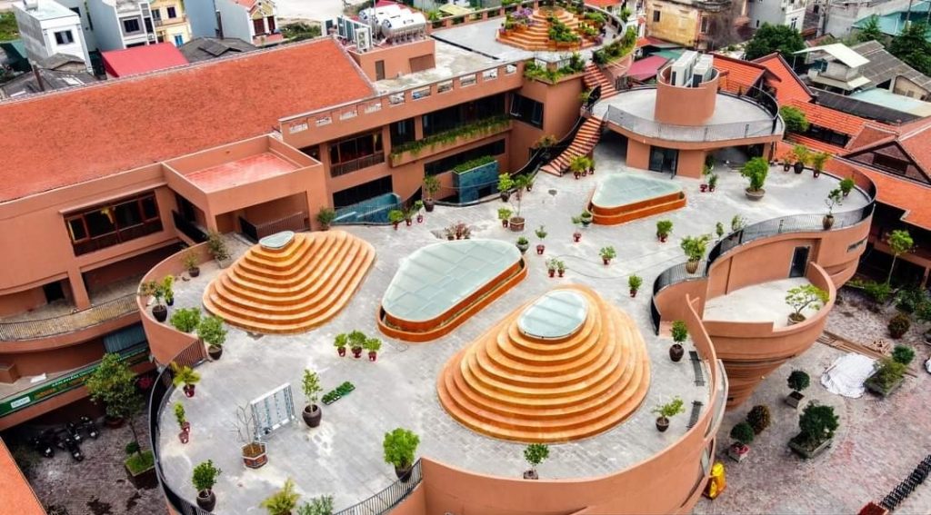 コウモリトランジュタリーミュージアムのユニークな渦の建築