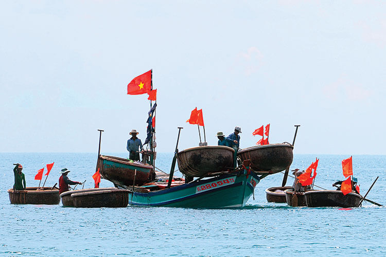 漁師の熱狂的な労働の写真