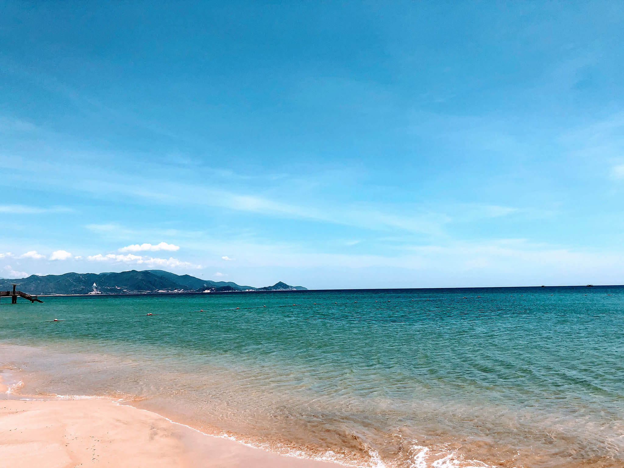 Cat Tien Beach를 방문하여 방문객들은 문화에 대해 더 많이 탐구 하고이 낭만적 해변에서 어부의 목가적 인 삶을 더 잘 이해할 것입니다.