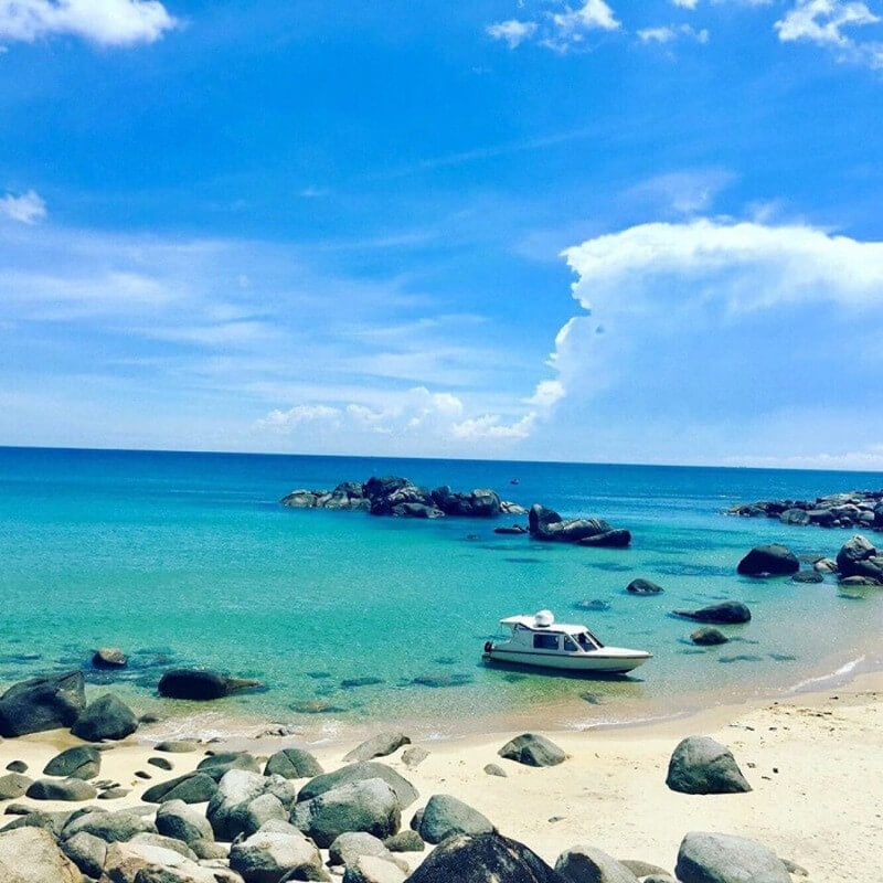 게다가, Gi Seates는 매력적인 해변뿐만 아니라 매우 평화로운 자연의 풍경으로 관광객을 끌어 들이고 있습니다.