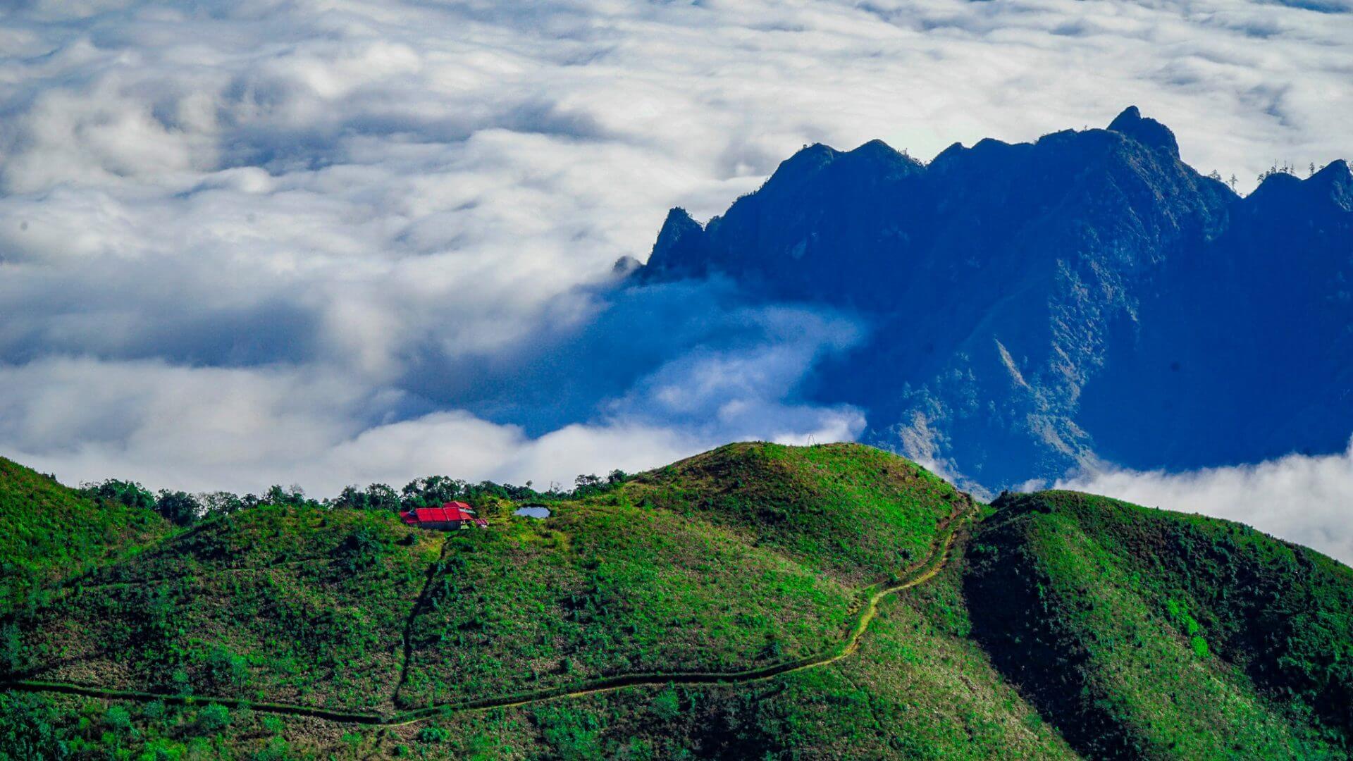 山脈の高さは海抜3046mで、ベトナムのトップ10の最高峰で4位にランクされました
