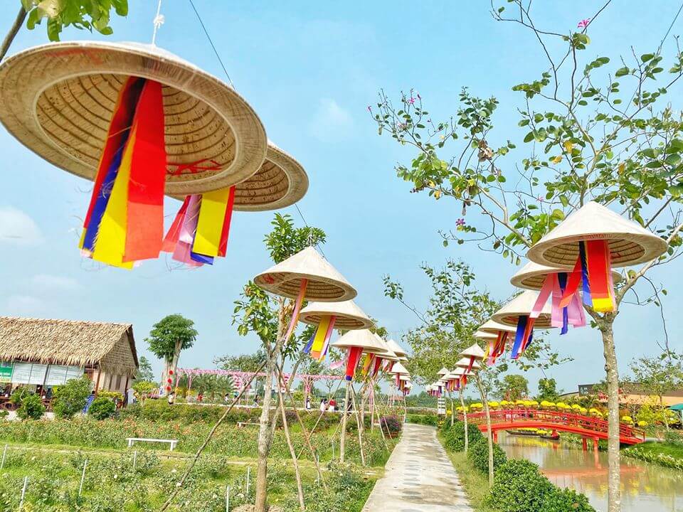 Với diện tích rộng lớn đến 2.5ha, khi đến tham quan, ai cũng phải choáng ngợp trước sự rộng lớn và vẻ đẹp rực rỡ của các loại hoa.