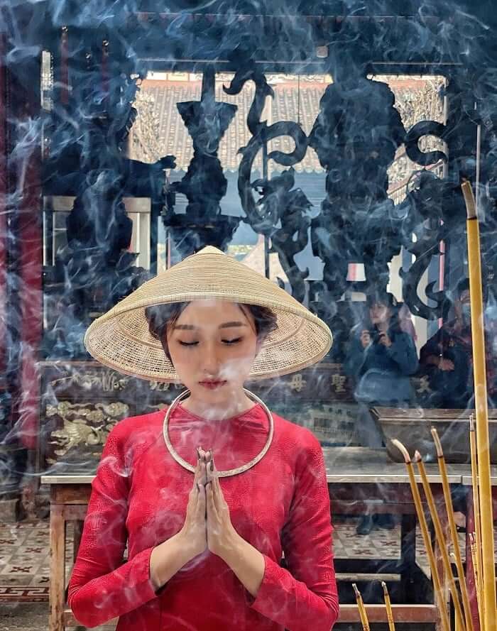 中国町のハチュオン協会で香を提供する