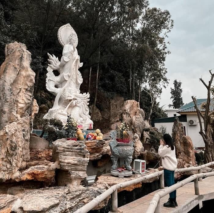 Trước mỗi chuyến đi người dân sẽ thực hiện nghi lễ thể hiện lòng tôn kính và cầu nguyện cho một chuyến ra khơi bình an, thuận lợi của người dân.