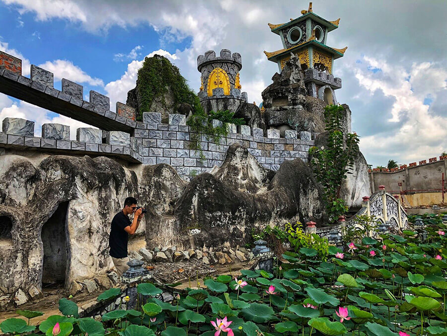 寺院のキャンパスは非常に大きく、多くの美しい自然の風景があります