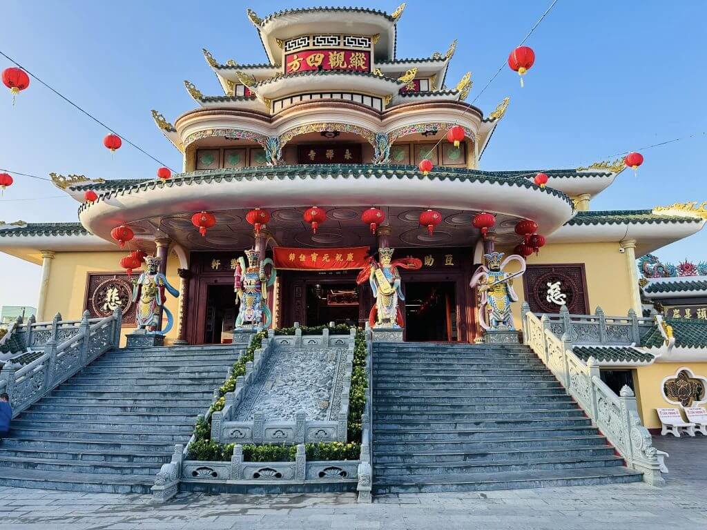 ラ・ハン・パゴダは中国人によって建てられた古代の寺院です