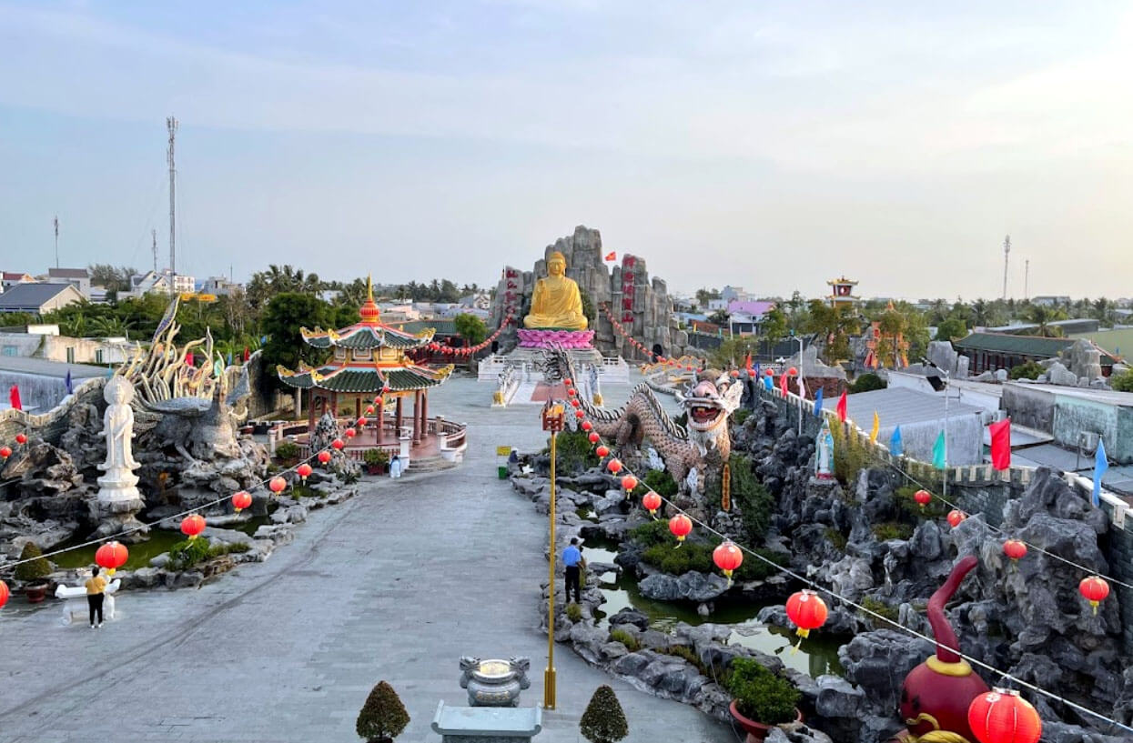 ラ・ハン・パゴダは、SOC Trang Cityの第8区Cau Den Hamletにある131 Dien Bien Phu Streetにあります。