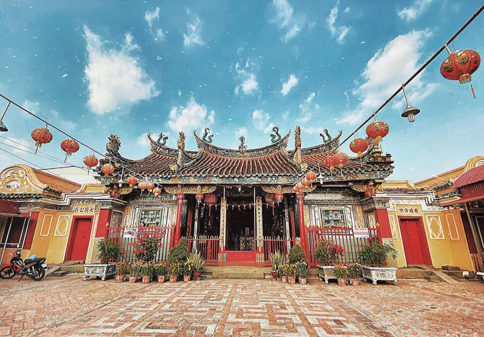 寺院の中で、多くの寺院で覆われた氏、横隔膜は金で描かれ、長年にわたって細心の注意を払って彫られました。