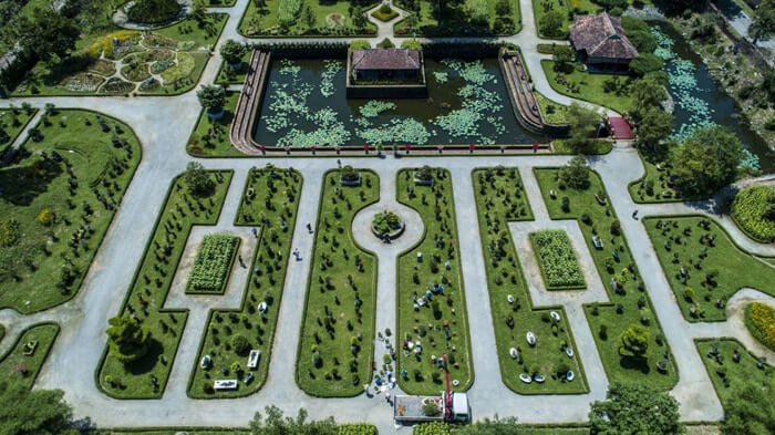 ローワーガーデンの大きなキャンパスには、非常にユニークな建築があります。花は別々の領域に分かれており、新しいユニークな外観を作成します