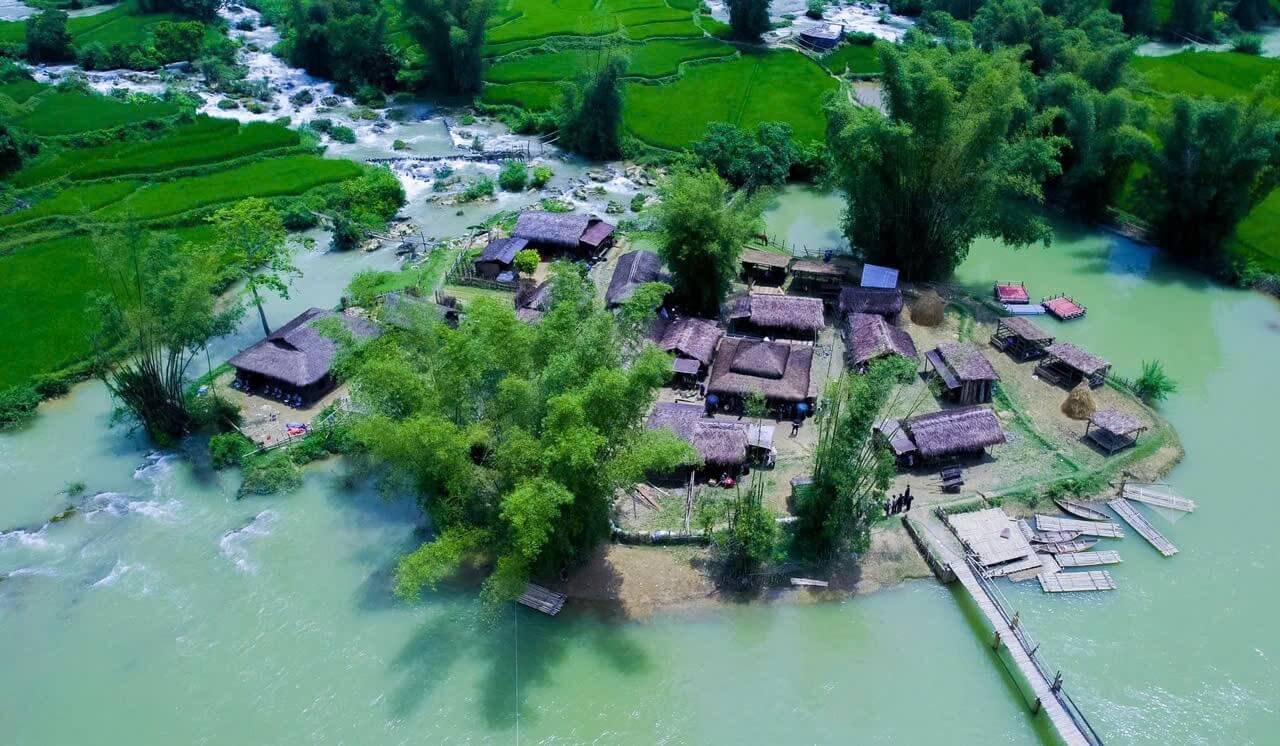 Co Waterfallは、Cao Bang州のTrung Khanh地区のChi Vien Communeにあります。滝は村の中にあります - 多くのユニークな伝統文化を持つテイの人々の村