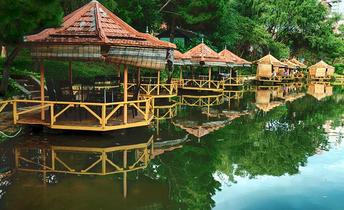 Thuy Ta Cafe는 Dien Hong Park 내부의 호수가 내려다 보이는 아름다운 전망을 가지고 있습니다.