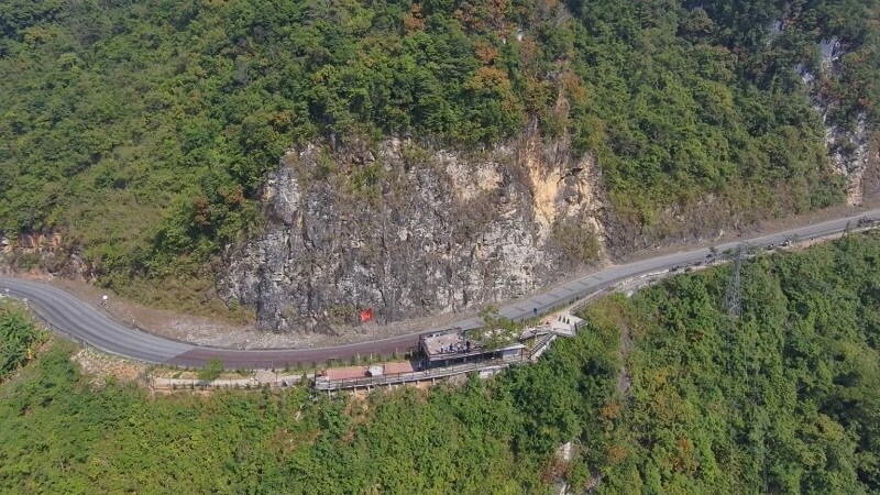 旗竿の建物は、訪問者が美しい景色を止めて賞賛するための印象的なマイルストーンを作成します