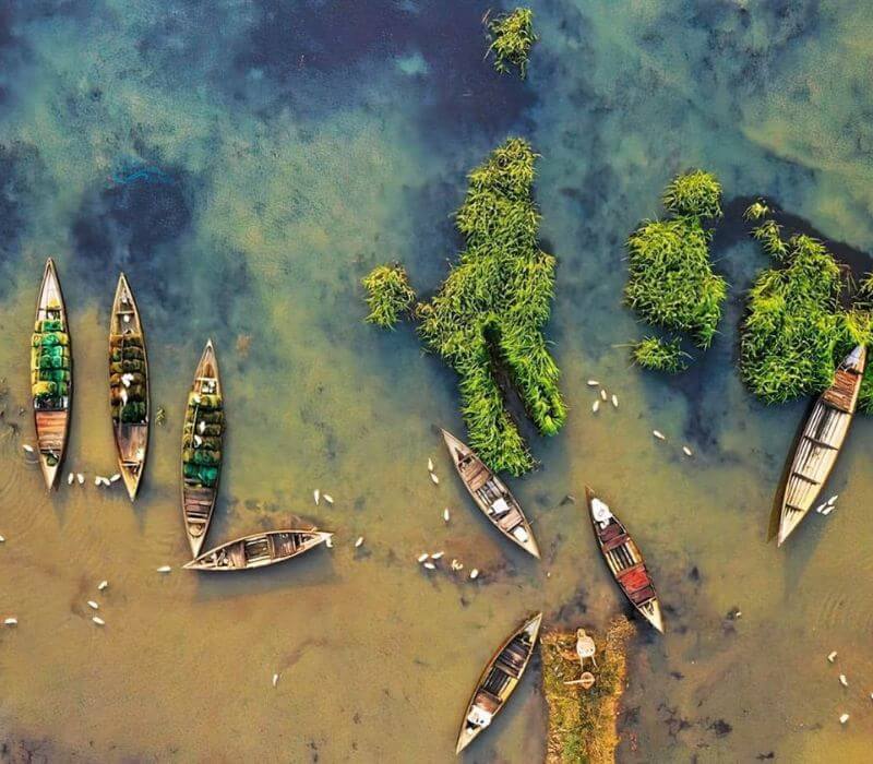 Phu My District의 북동쪽에 위치한 Tra Moc Lagoon은 낮은 산으로 둘러싸인 큰 뇌한 물입니다.