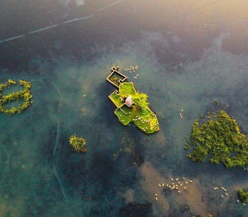 Tra Moc Lagoon은 Binh Dinh 지방의 Phu My District의 북동쪽에 위치한 Bau Bang Lagoon 또는 Chau Truc Lagoon으로도 알려져 있습니다.