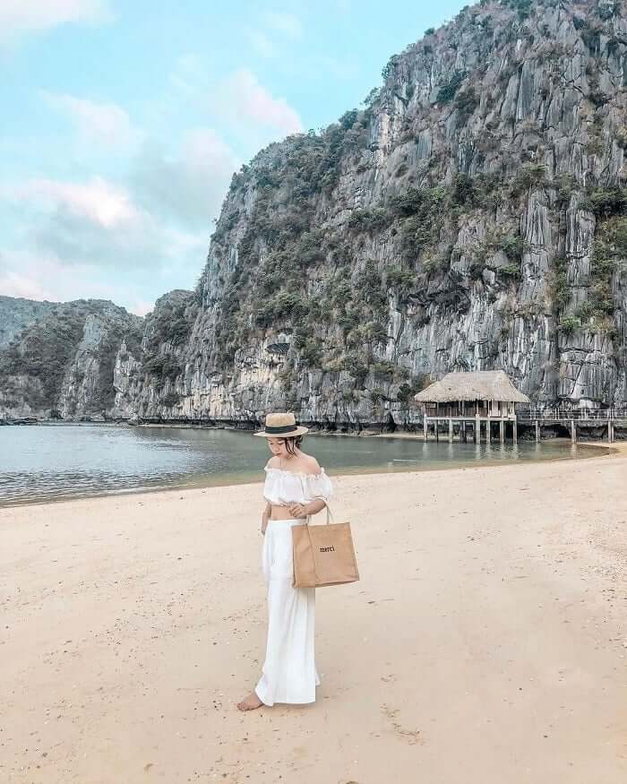 Bạn sẽ được vỗ về bởi những làn nước trong xanh mát rượi, xoa dịu đi cái nóng của mùa hè.