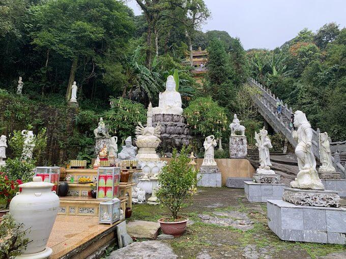 Ba Chua Thuong ngan寺院の後ろには、Au Co寺院があります。