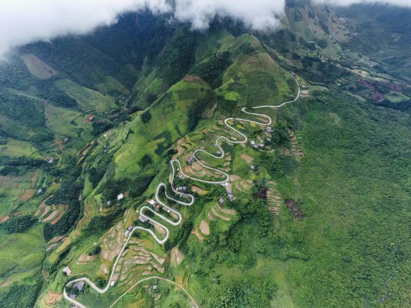 その人は雄大な性質の前にとても小さいです。