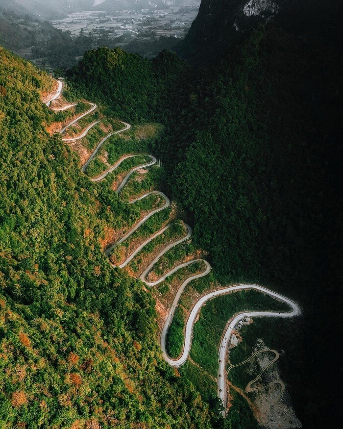 斜面への道は、曲がりくねった曲がりくねって立っています。