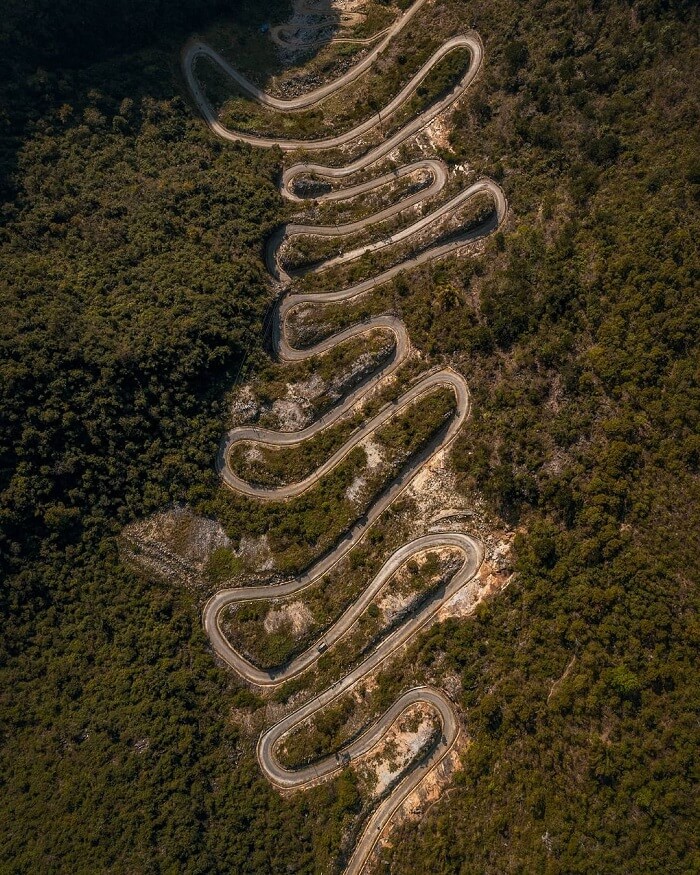 通過する道路は垂直の斜面であり、14階に組み込まれている理由で、14個の間違いと勾配を形成して、車両が移動しやすくなります。