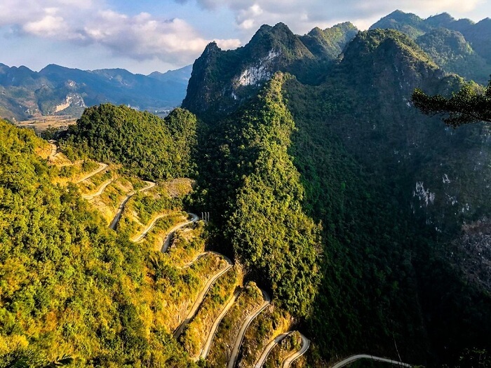 PIA Passは、14ストーリーパスまたはKhau Coc Cha Passとしても知られています。パスはわずか2.5kmですが、Khuc Taoは14階に分かれています。