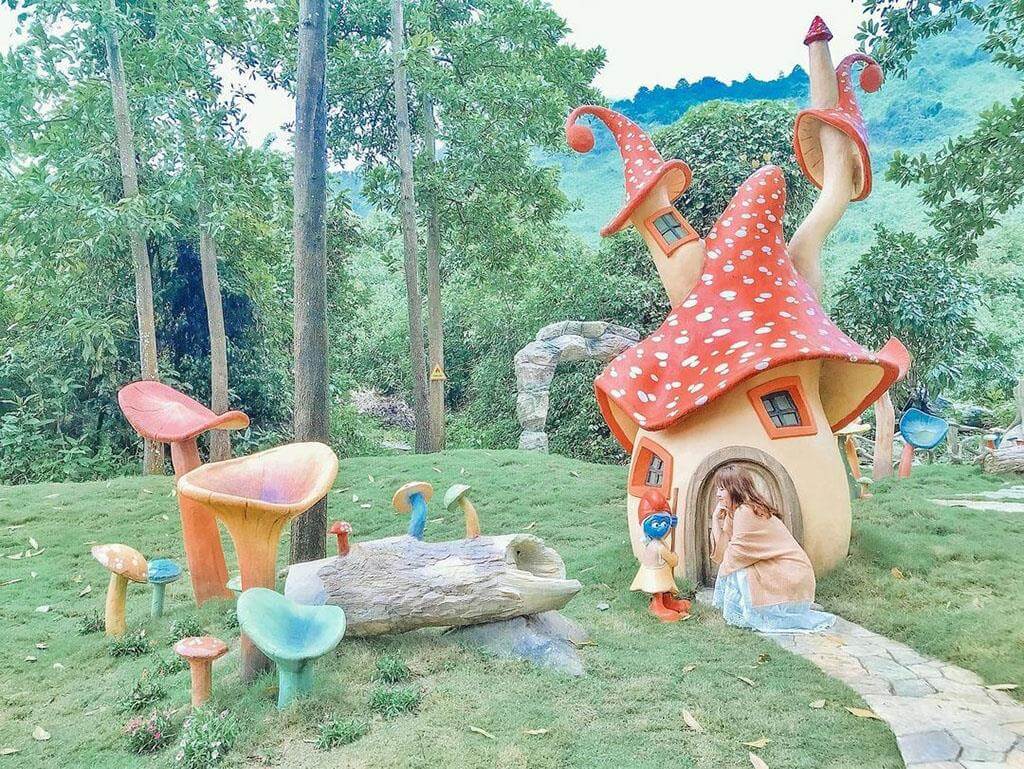 たくさんの印象的な色のキノコの家はとてもかわいいです