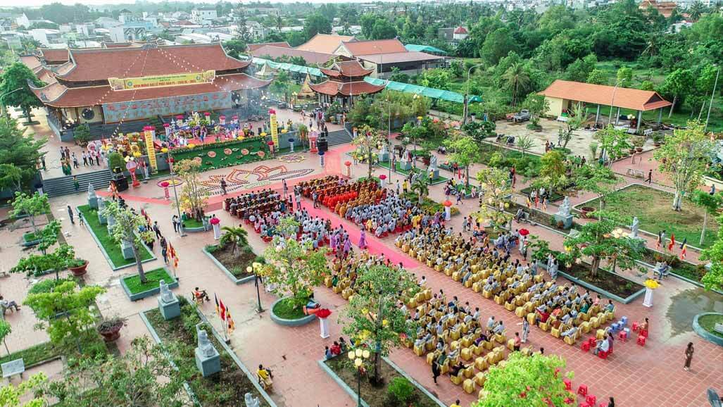 Truc Lam Soc Trang Zen Monasteryに来て、仏の扉に平和の場所を見つけることは、混乱の後に魂を浄化するのに役立ちます。