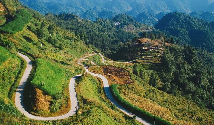 BAC SUM -HA GIANG SLOPEは、道路の両側に挑戦的な曲がり角と風景がある、手付かずで雄大な美しさのおかげで訪問者を引き付けます。