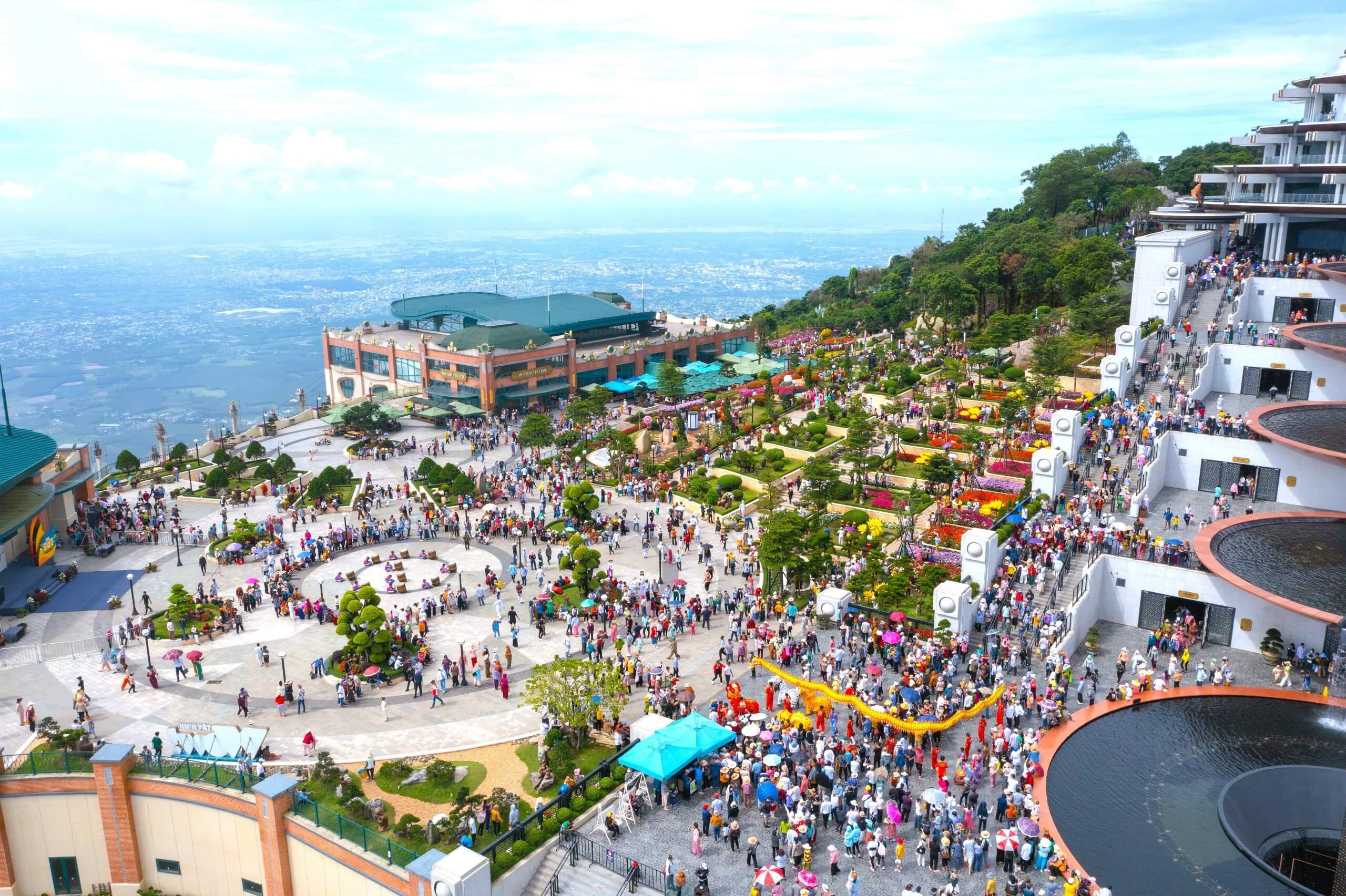 南ベトナムで最も高い山として、バンマウンテンは約986mで、土地とテイニーの人々の象徴です。