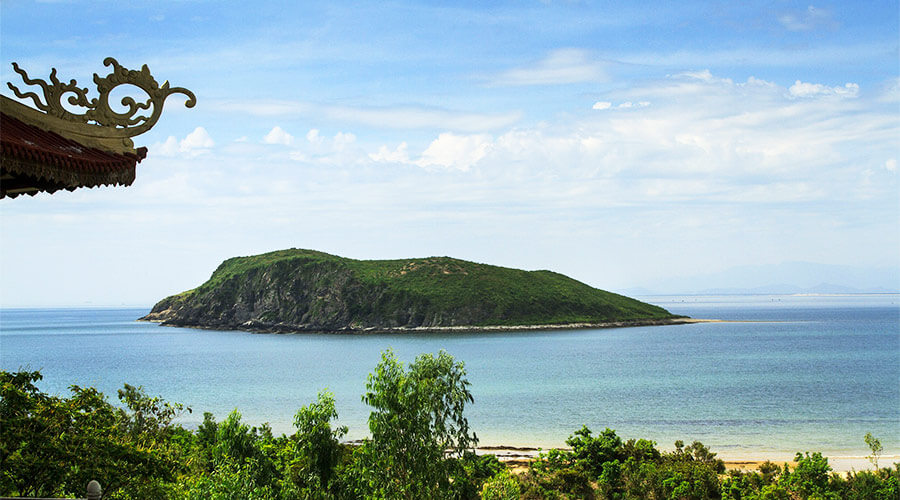 7 km south of Deo Pass to the South, Vung Chua - Dao Yen in Tho Son village, Quang Dong commune, Quang Trach district, Quang Binh province.