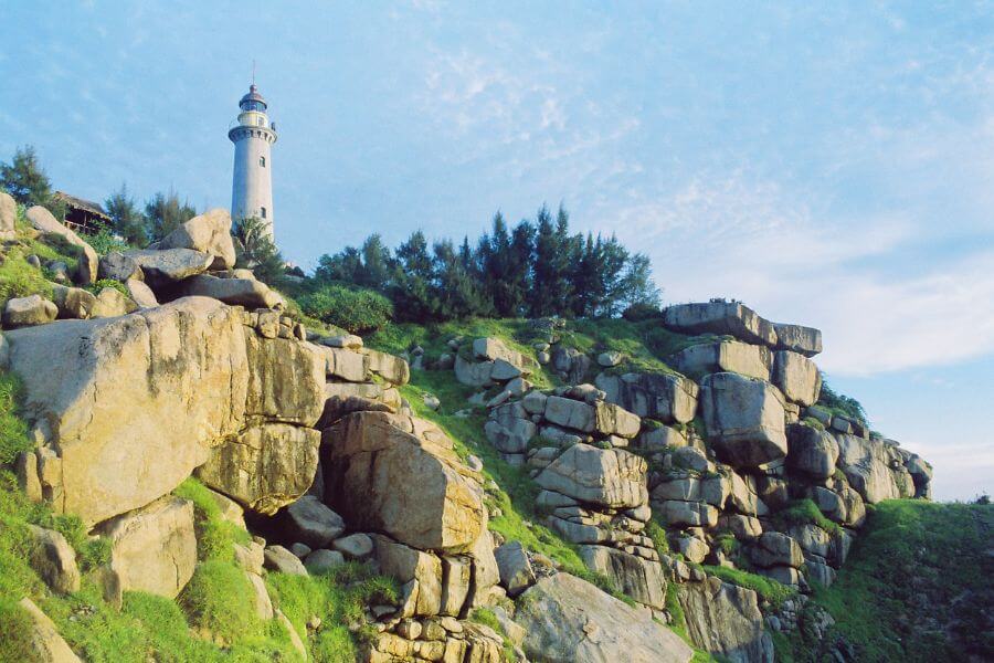 The nose is known to the people in the area and the seafarers because there is a high nose lighthouse located on the mainland.