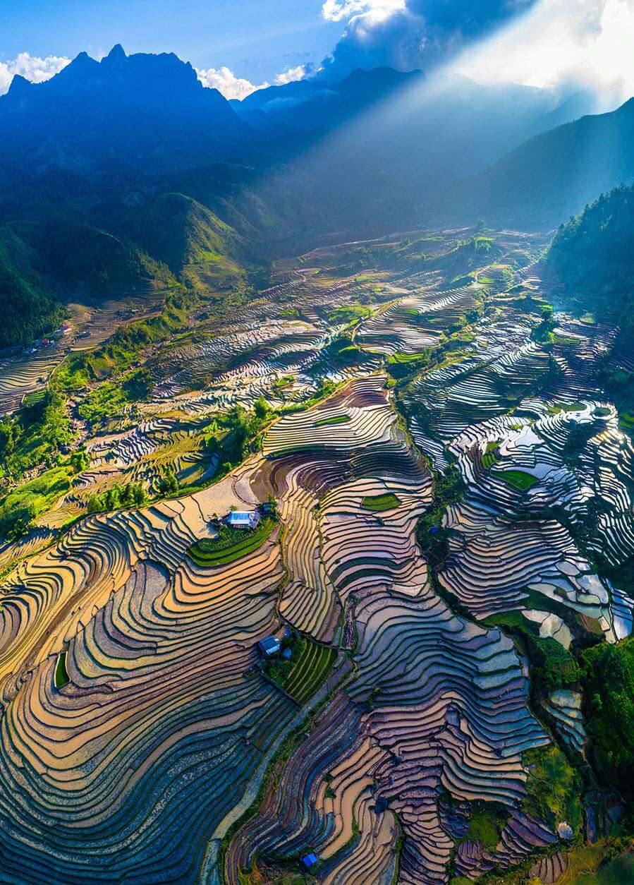 9月から4月までの旅行中に、観光客は雄大な北西部の山々の美しさを賞賛する機会があります