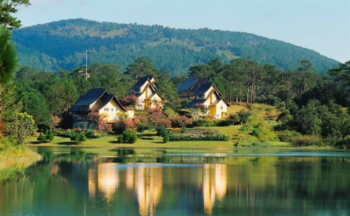 Ho Binhは、ロマンチックで叙情的な自然の景色と、ここに止まる人を魅了する平和で穏やかで魅力的な特徴を持っています。