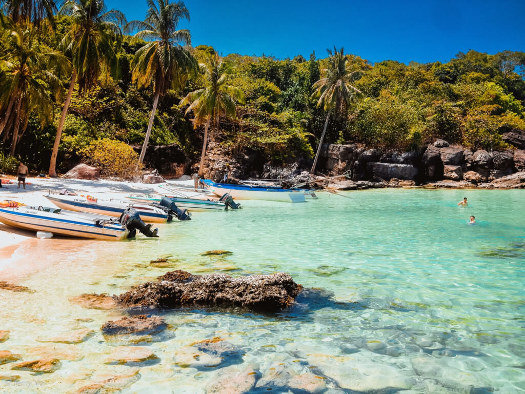 Hon GamGhì、Hon Dam Ngangとしても知られており、Duong Dongの中心部から約35kmに位置します。