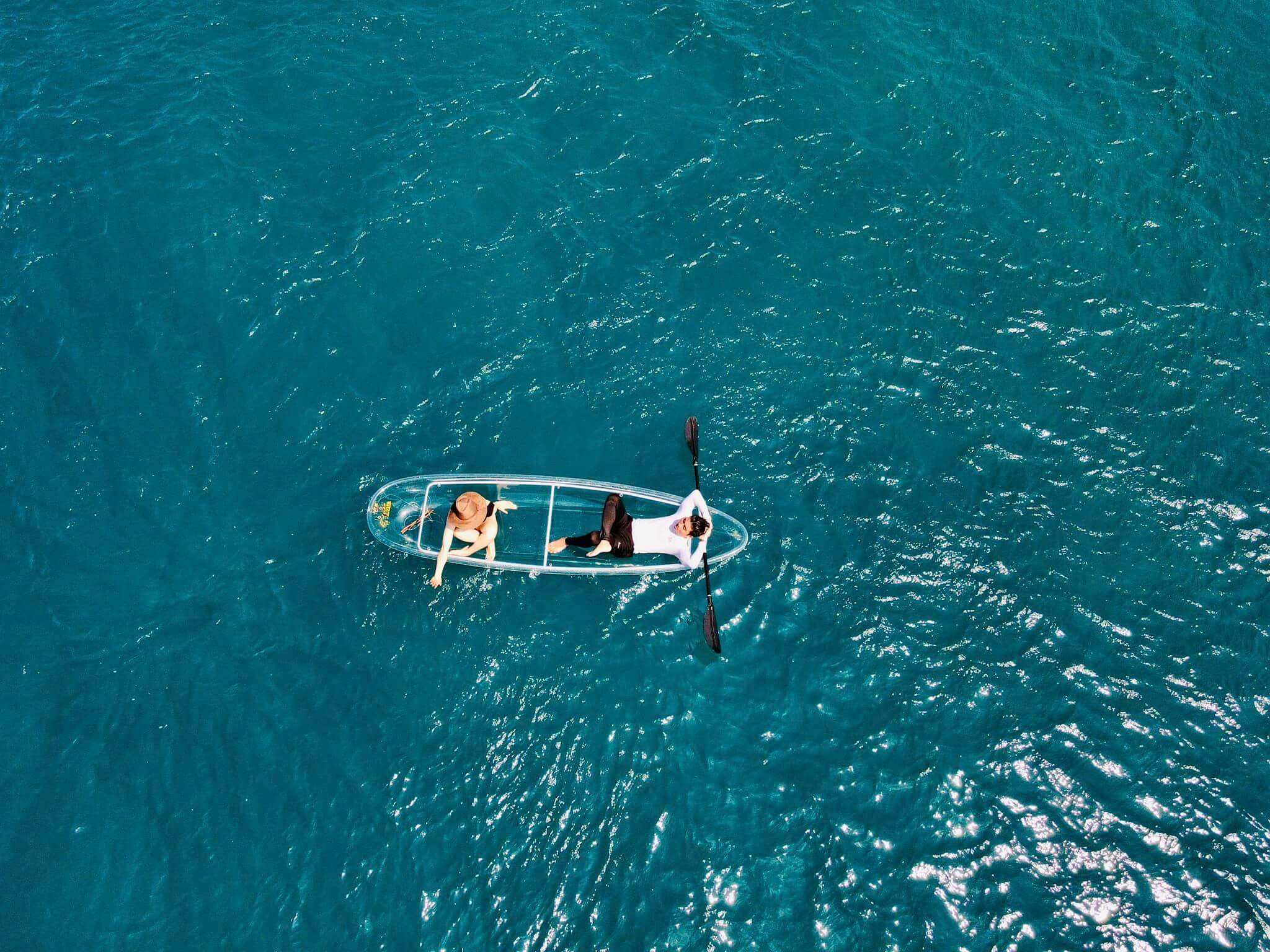Hon Tranh is located in the southeast, less than 1km from Phu Quy island. This place is protected by high mountains, so the sea in Hon Tranh is extremely quiet, blue water