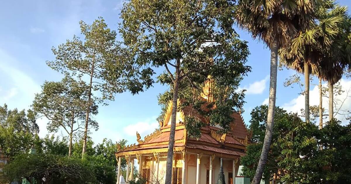 パゴダには、南クメールの寺院の特徴を備えた彫刻が施された彫刻の細部があるユニークな建築があります。