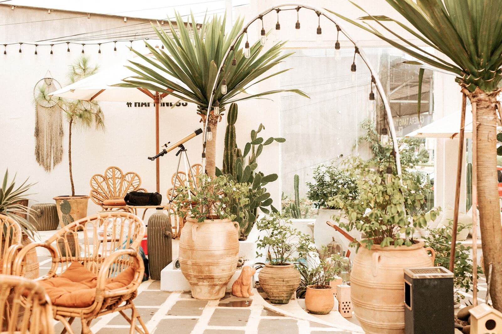 Isara Studioは、ヨーロッパスタイルとクラシックでモダンなものと組み合わせて設計されており、ここでは非常に豪華で洗練されたスペースになります。