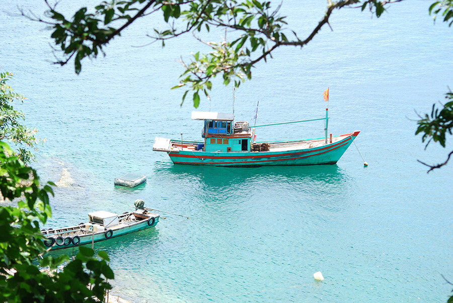 漁師の漁船はあなたをホン・チュオイ島に連れて行く手段です