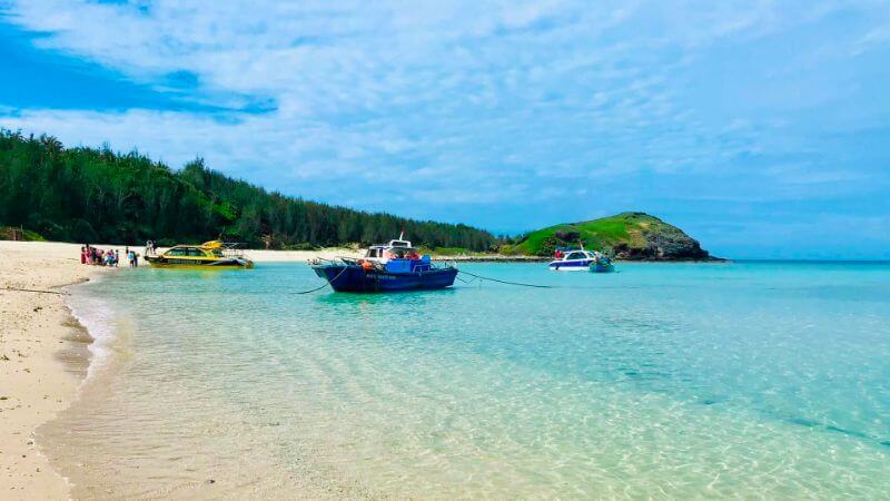 Hon Tranh tourism attracts a large number of tourists because of its picturesque natural scenery.