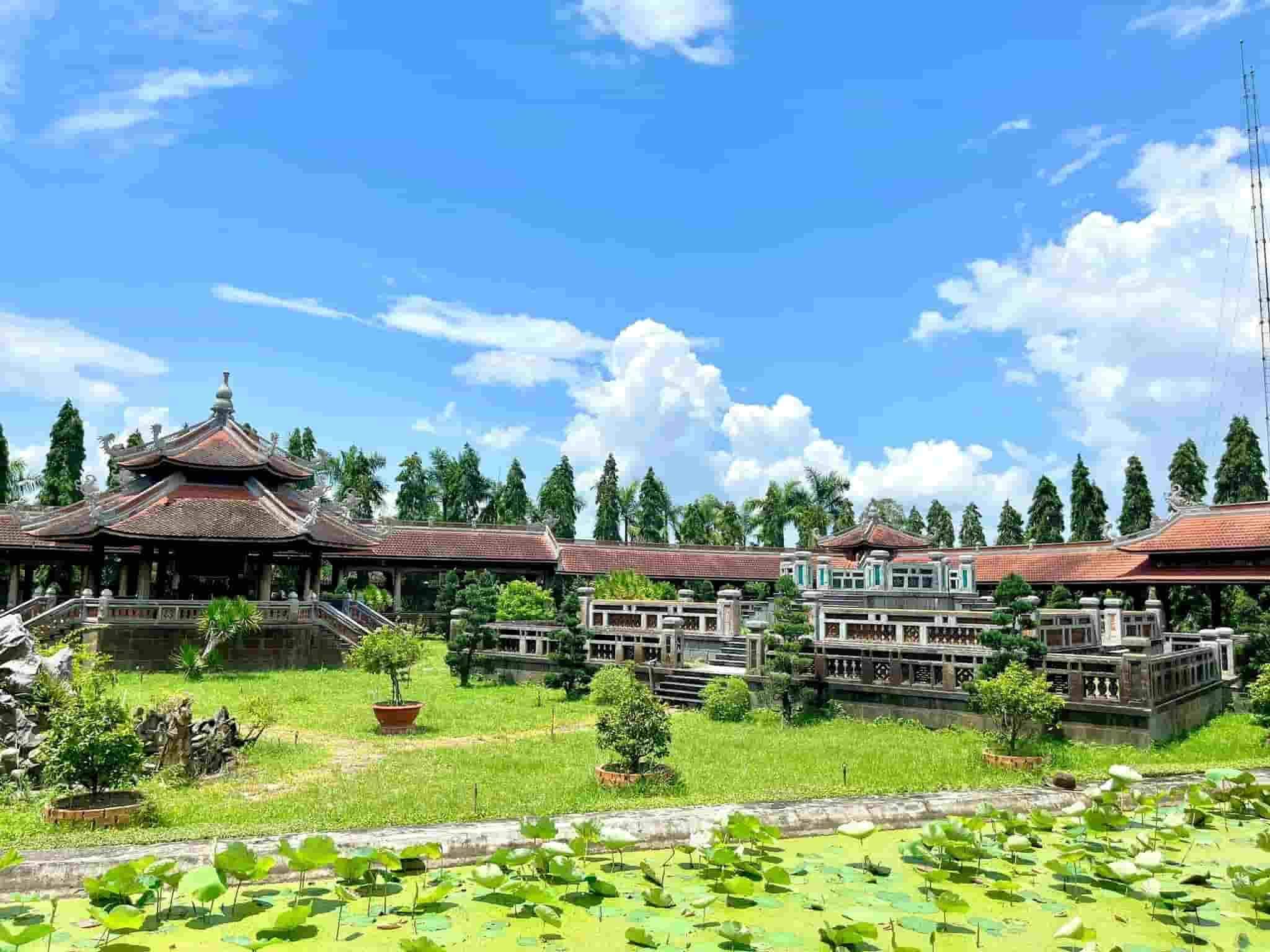 Thieu Phuong Gardenには、オープンスペースと植物、湖、補助作品を組み合わせたバランスの取れたレイアウトがあります。