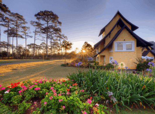 夜、静かな湖は明るく、きらめく、数え切れないほどのカラフルな光できらめく
