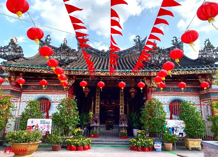 Không gian chùa Kiến An Cung được thiết kế với những tiểu cảnh độc đáo.