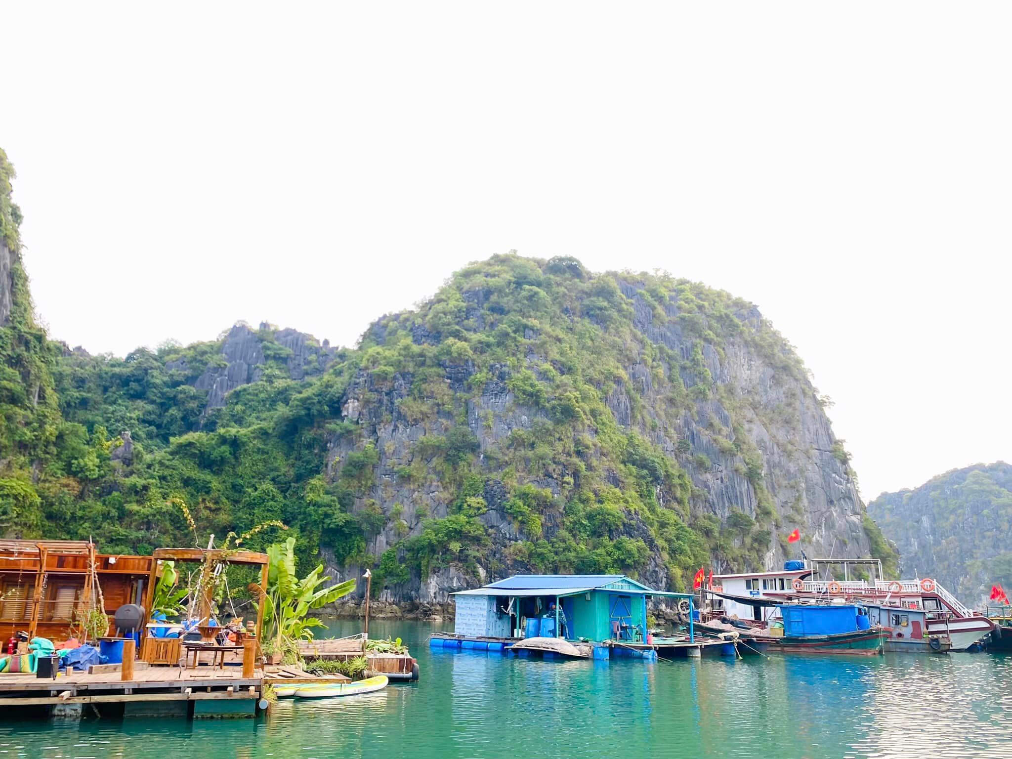 Điều độc đáo ở làng chài Cái Bèo là mỗi bè đều được đánh số như những ngôi nhà ở trên đất liền và phương tiện di chuyển chính của người dân là xuồng, thuyền, đò